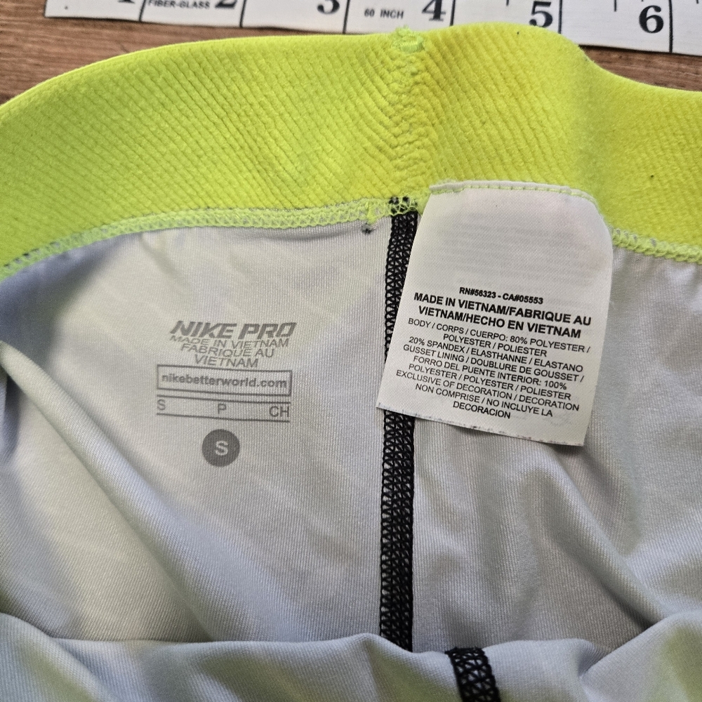 Nike Pro Small  Black and White Patterned Capri Leggings - Picture 2 of 5